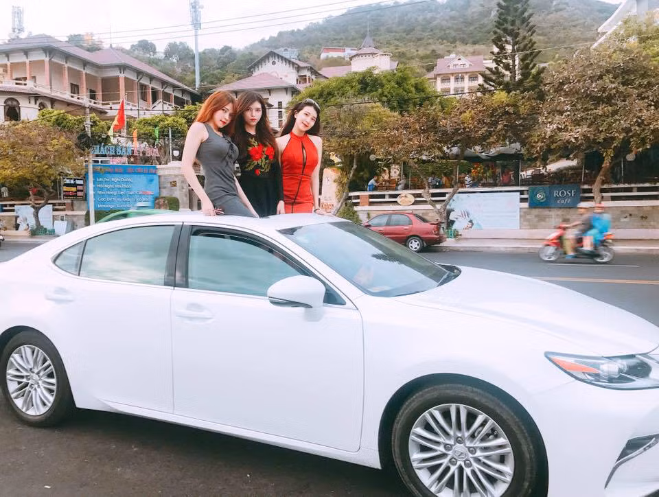 Cũng rất nhanh chóng sau đó, cư dân mạng đã truy lùng ra trang cá nhân của ba chị em gái xinh đẹp này. Theo tìm hiểu, ba cô gái đang được dân mạng muốn xin làm quen này có tên Hồ Ngọc Thanh Tuyền, Hồ Ngọc Thanh Giang và Hồ Ngọc Ý Nhi, hiện đang sinh sống tại TP HCM.