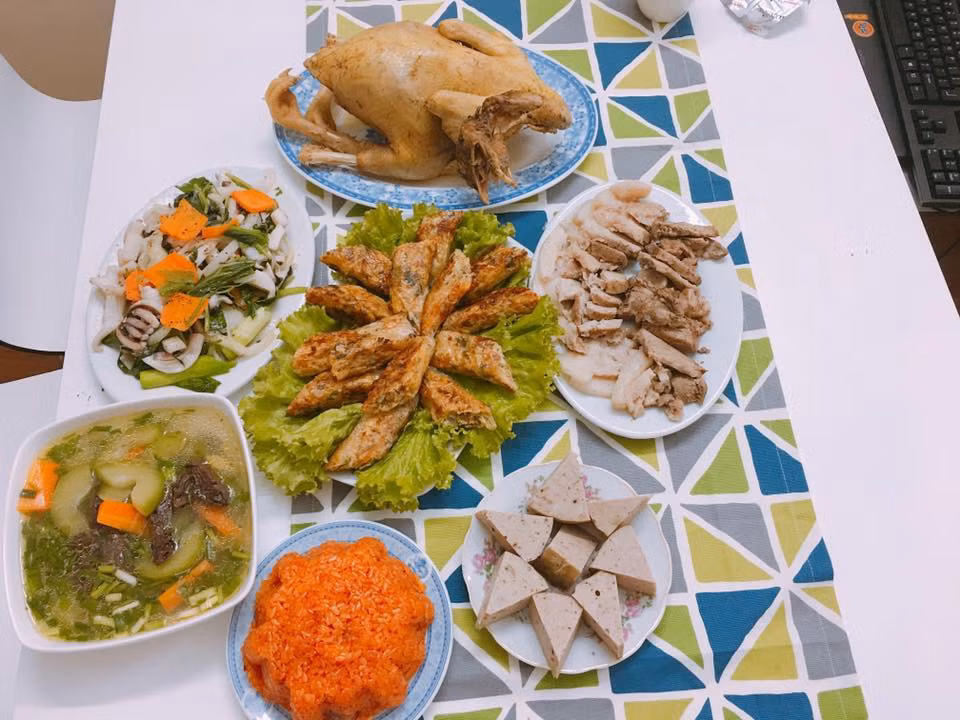 Khác với những bữa cơm bình thường, mâm cơm cỗ hay mâm cơm cúng với những món quen thuộc như gà luộc, rau củ quả xào, nem rán, xôi gấc, giò luộc, bánh chưng... nhưng lại được các bà nội trợ bày biện, cắt tỉa hoa rất cầu kỳ.