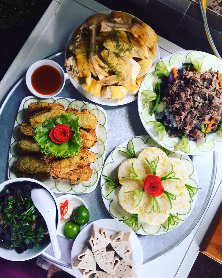 Dù biết là câu hỏi đùa của cô gái trẻ nhưng đa phần hội "chị em bạn dì" đều khuyên: "Lấy chồng thì còn sớm quá, nhưng chuẩn bị được mâm cỗ như vậy là quá khéo tay".