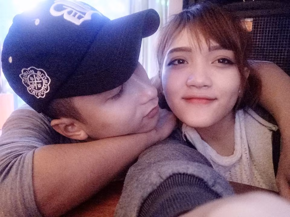 Cô bạn gái của Viễn Thiện còn gây nhiều đồn đoán khi chia sẻ bức ảnh tình tứ của hai người cùng dòng chú thích: "Chuẩn bị nhận thiệp hồng nha".