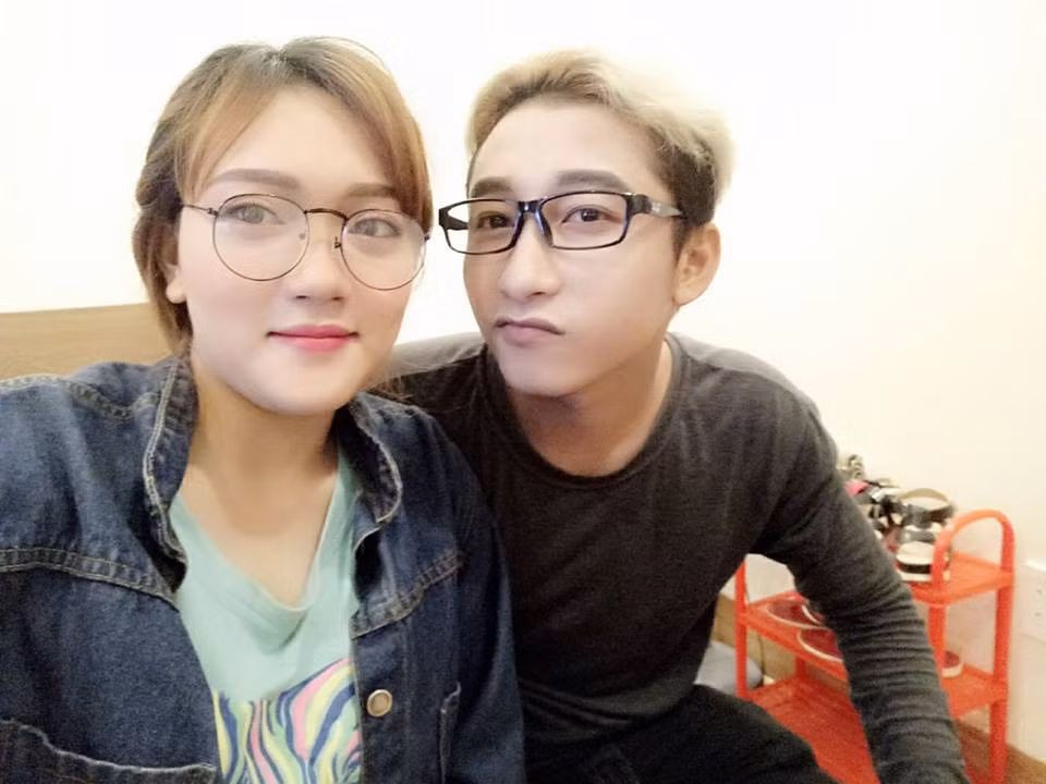 Đầu năm 2015, chàng trai quê Bình Phước Võ Viễn Thiện, sinh năm 1996, nổi lên với biệt danh bản sao Sơn Tùng MTP nhờ ngoại hình giống hệt chàng ca sĩ quê Thái Bình. Nhờ lợi thế đó, Võ Viễn Thiện nhanh chóng nắm bắt cơ hội đi theo nghiệp ca hát và công khai bắt chước theo "bản chính" từ phong cách ăn mặc cho đến những cử chỉ, điệu bộ. Ảnh: FBNV.
