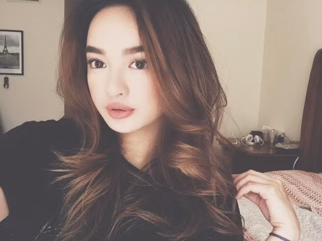 Phòng ngủ với đủ các món đồ là nơi thường được Kaity Nguyễn chụp ảnh "tự sướng".