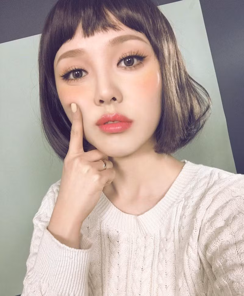 Hàn Quốc vốn nổi tiếng với các công nghệ làm đẹp hàng đầu thế giới. Ngoài phẫu thuật thẩm mỹ, quốc gia này còn được chú ý bởi sự sáng tạo không ngừng trong ngành mỹ phẩm. Nhiều mỹ nhân ở xứ sở kim chi cũng khiến các fan phải trầm trồ khi xinh lung linh nhờ công nghệ trang điểm.