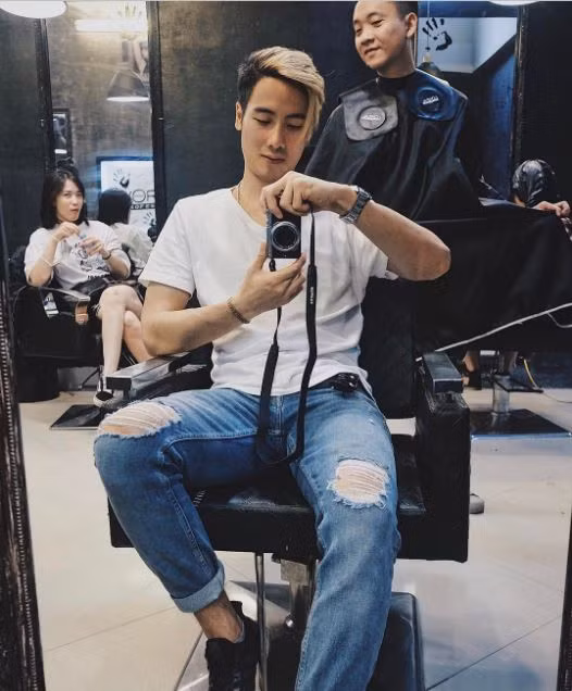 Khác biệt rõ nhất chính là ở mái tóc của JVevermind với phần mái được anh nuôi dài và buông xõa trước mặt.