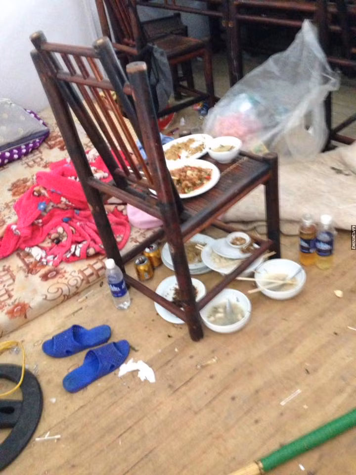 Cư dân mạng không ngừng "ném đá" cô nàng xinh đẹp bị tố ở bẩn này: "Phòng ngủ không khác gì chuồng lợn"; "Khiếp con gái con lứa!"; "Xinh mà ở bẩn thế thì không chấp nhận được"...