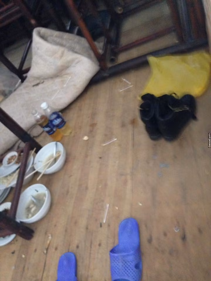 Cảnh tượng căn phòng bẩn thỉu, bừa bộn, đũa bát còn thừa thức ăn vứt ngổn ngang... khiến cho bất kì ai chứng kiến cũng phải thất kinh, lắc đầu ngao ngán.