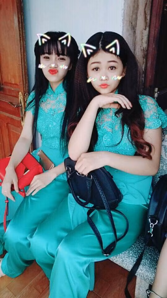 Về phía Hoàng Sang, cô cũng chưa từng lên tiếng về việc đã có người yêu. Điều này khiến không ít chàng trai "thở phào" vì vẫn còn có cơ hội được làm quen với cô chủ shop quần áo xinh đẹp.