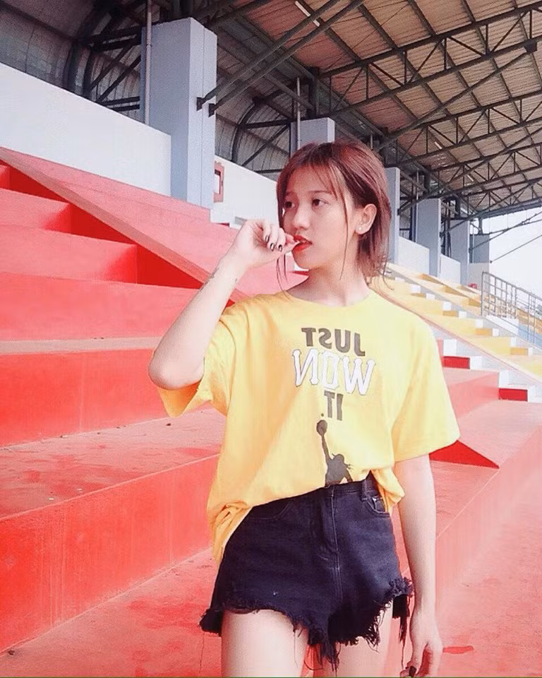 Thời gian đó, chàng trai 10X Đồng Nai còn hay bị bố đánh đòn và chỉ cần thấy con trai đi không "cứng cáp" chút là bố lại đánh, mắng chửi, dò hỏi xem thực ra con mình đang bị bệnh gì. Bố mẹ Trung Hậu còn bàn nhau cho cậu đi cải tạo để chấm dứt những biểu hiện sai lệch ấy.