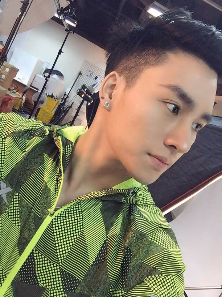 Ngọc Minh sở hữu khuôn mặt điển trai cùng ngoại hình chuẩn, cơ bụng 6 múi... nên được nhiều cư dân mạng đặt cho biệt danh "hot boy sửa điện thoại".