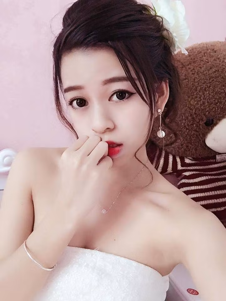 Cô con gái út cũng được thừa hưởng những nét đẹp của mẹ. Dù không theo nghề mẹ nhưng cô cựu sinh viên của trường ĐH KHXH&amp;NV cũng có giọng hát rất hay. Ảnh: Nhân vật cung cấp.