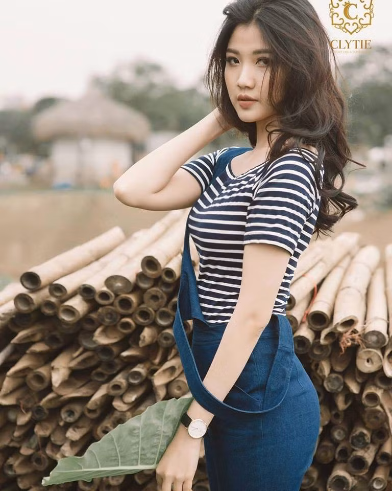 Tuy nhiên từ nhỏ cô gái xứ Thanh đã ấp ủ mơ ước trở thành một diễn viên điện ảnh. Chính sự đam mê ấy đã giúp Huyền Thanh mạnh dạn thử sức thi vào khoa Diễn viên của trường Sân khấu Điện ảnh và giành được kết quả ngoài mong đợi.