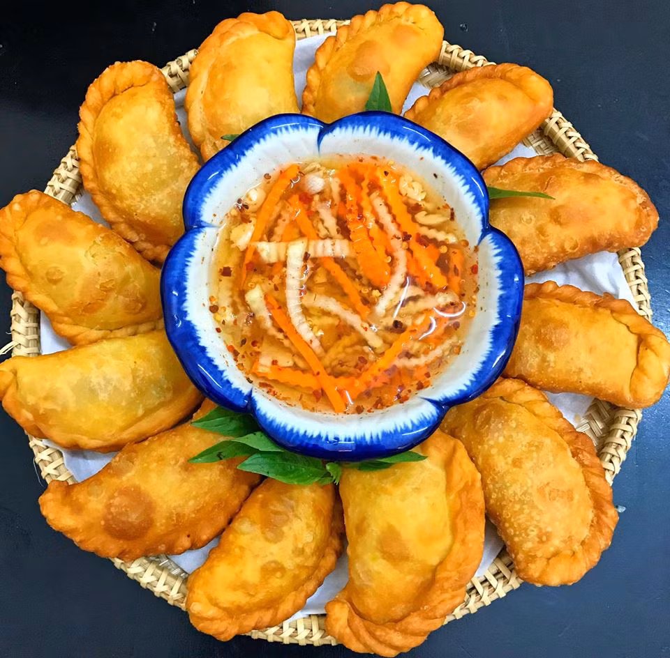 Khiến bao người ngưỡng mộ là thế nhưng ít ai biết rằng, hai năm trước đây chị Hưng Giang cũng từng là cô vợ vụng về, không biết nấu ăn đến mức có lần còn bị ngộ độc, rối loạn tiêu hóa. Bà mẹ hai con chia sẻ trên trang cá nhân: "Trước đây khi còn ở nhà với gia đình và khi bắt đầu lấy chồng, mình chưa hề biết nấu món gì, làm gì cũng lóng ngóng. Có thời điểm giúp việc về quê hết, lần đầu tiên vào bếp nấu cho anh chồng ăn là món rau muống xào mặn chát, thế mà chồng ăn vẫn khen ngon, kết quả cuối cùng vợ còn bị ngộ độc rối loạn tiêu hóa khi đang mang bầu bé thứ nhất lúc 8 tháng. Nửa đêm chồng đưa vợ đi cấp cứu trên viện tưởng đẻ".