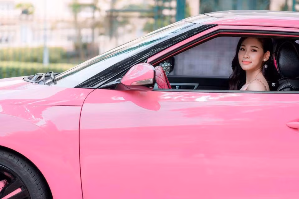 Cô gái khiến nhiều người phải ngỡ ngàng mỗi khi xuống phố cùng chiếc Hyundai Veloster màu hồng ấy có tên Đặng Thanh Mai, sinh năm 1990, hiện sống và làm việc tại Hà Nội.