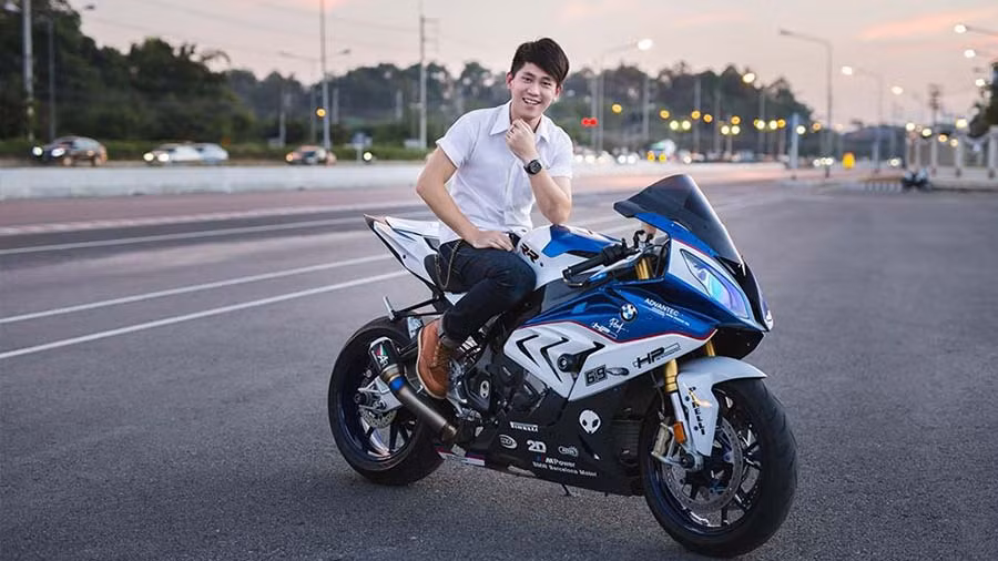 Danh tính của trai đẹp cưỡi mô tô khủng đi giao hàng nhanh chóng được tìm ra. Theo đó, anh chàng có tên Poom Jierwiriyapant, hiện là sinh viên trường Đại học Chiang Mai (Thái Lan) và đang làm thêm tại một tiệm bánh pizza.