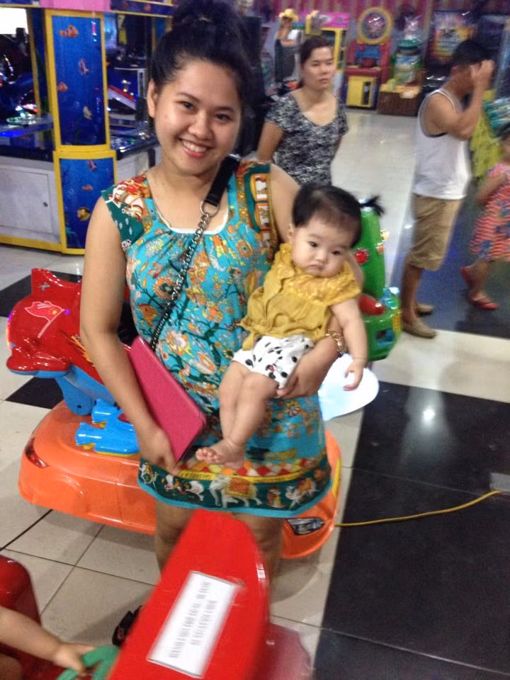 Những khó khăn ban đầu ấy nhiều khi khiến cô vợ 9X cảm thấy nản lòng và tìm cách giảm cân bằng con đường ngắn nhất, đó là... đòi chồng cho tiền đi cắt, hút mỡ bụng. "Cảnh bật khóc trong clip hôm đó cũng một phần là do mình cảm thấy tủi thân vì mấy lần xin tiền chồng đi cắt mỡ mà anh ấy không cho, cứ bảo đi tập với ăn ít đi. Trong khi đó mình lại đang nôn nóng muốn giảm cân và cũng thích phẫu thuật thẩm mỹ cho nhanh đẹp", người vợ trẻ bộc bạch.