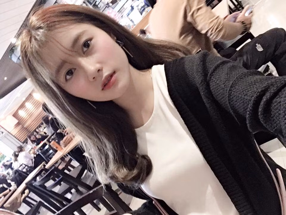 Trong nhiều khoảnh khắc, cô gái xinh đẹp được nhận xét là có gương mặt và nụ cười hao hao hot girl Khả Ngân.