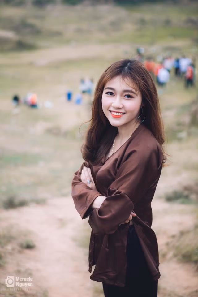 Trước nhiều thắc mắc rằng xinh đẹp và duyên dáng nhưng lại theo học một ngôi trường nổi tiếng toàn nam sinh như vậy liệu Bảo Thoa có cảm thấy khó "thích nghi", cô bạn thẳng thắn cho biết: "Lớp mình cũng có một số bạn nữ và hầu như toàn là nam. Học trong môi trường có nhiều con trai nhưng bọn mình chơi với nhau khá vui vẻ và thoải mái".