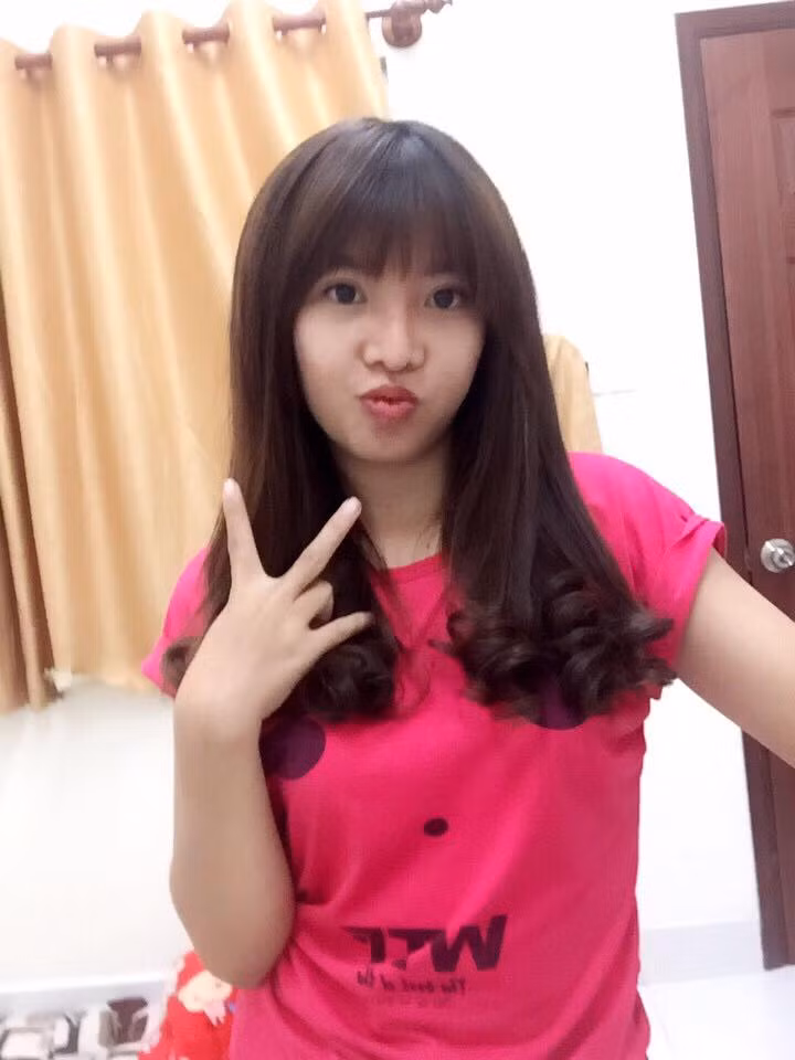 Mới đây, Quách Phượng đăng tải một loạt ảnh xinh tươi khoe tóc đẹp với dòng chú thích: "Sau khi em sinh bé thì tóc rụng như mưa, vuốt phát là rụng cả nắm các chị ạ. Tóc cũ em rất dày, vậy mà rụng xơ xác, song lại làm tóc nhuộm màu khiến tóc yếu và xơ xác te tua. Mồ hôi dầu lại bết bết, một hôm không gội là nhìn kinh dị. May sao dưỡng tóc lại 'Oke' rồi".