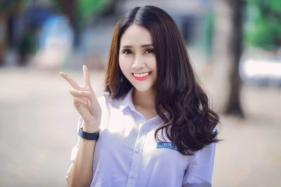 Vẻ ngoài xinh đẹp là "vũ khí" giúp Lục Anh "cưa đổ" trái tim của các fan trên mạng. Facebook của cô nàng hiện có hơn 500.000 người theo dõi.