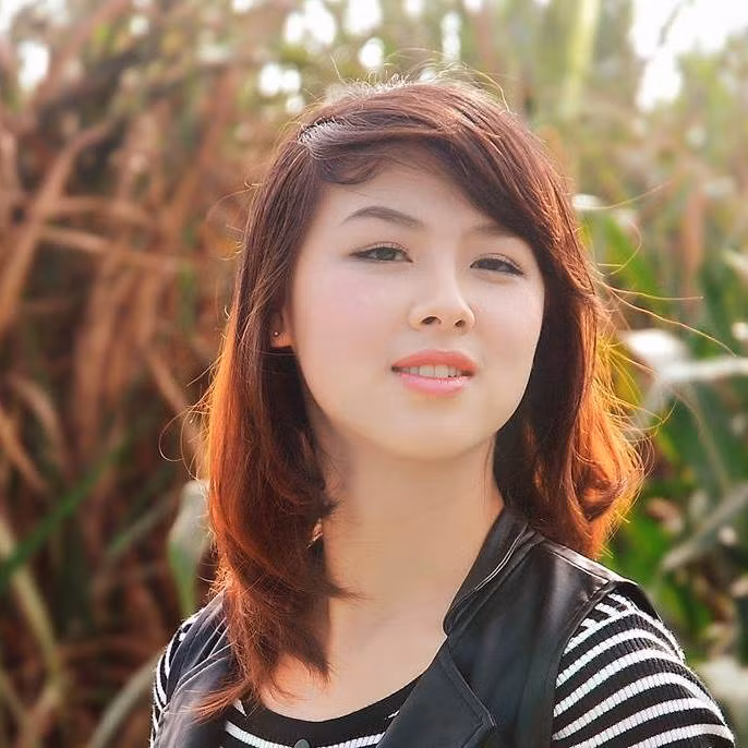 Còn cô dâu Đỗ Bích cũng khéo léo không kém. Không chỉ may vá, thêu thùa, Bích còn được bạn bè nhận xét là người có gu thời trang, ăn mặc giản dị nhưng rất đẹp. Một số bức ảnh làm mẫu trên của Bích, do người chị thân thiết Thiều Thị Ngà chụp và chia sẻ lên một diễn đàn nhiếp ảnh 3 năm trước, đã được rất nhiều "phó nháy" khen ngợi. Ảnh: Thiều Ngà.