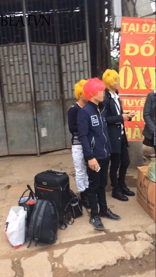 "Mới nhìn qua thì tưởng HKT về quê ăn Tết!!!", "Làm tóc 13 năm, mở 3 cái salon. Mình đồng cảm với những khách hàng thế này", "'Sờ tai' ấn tượng phết đấy!"... là những câu bình luận khiến nhiều người phải thốt lên khi nhìn thấy mái đầu sặc sỡ nhất dịp Tết Đinh Dậu này. 