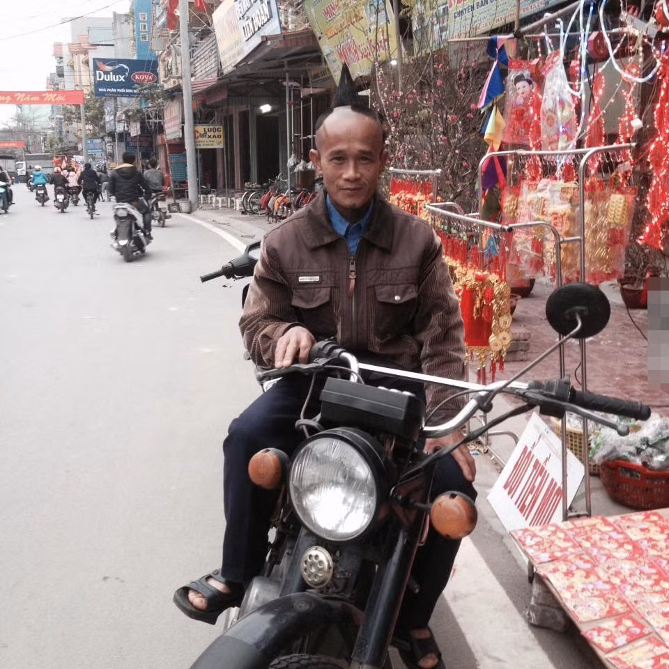Không thua kém gì đám thanh niên, người đàn ông đứng tuổi này còn "cưa sừng làm nghé" với mái tóc dựng ngược đi chơi Tết cực ấn tượng.