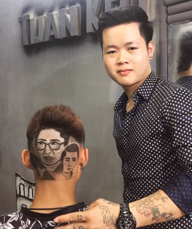 Theo tìm hiểu được biết, chàng thợ cắt tóc xuất hiện trong clip đang gây sốt đó có tên Trương Xuân Tuấn, 27 tuổi, quê Nghệ An, hiện làm việc tại Hà Nội.