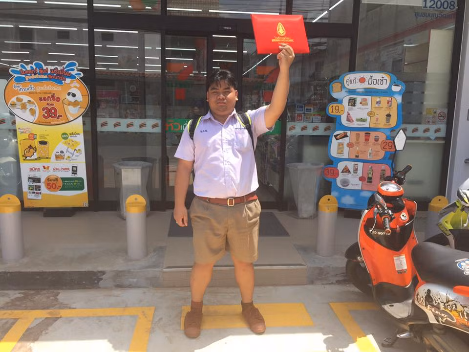 Cách ăn mừng cực độc của Samatkrit Waenklang thu hút sự chú ý của những người xung quanh và được cư dân mạng đón nhận nhiệt tình với vô số bình luận hài hước.