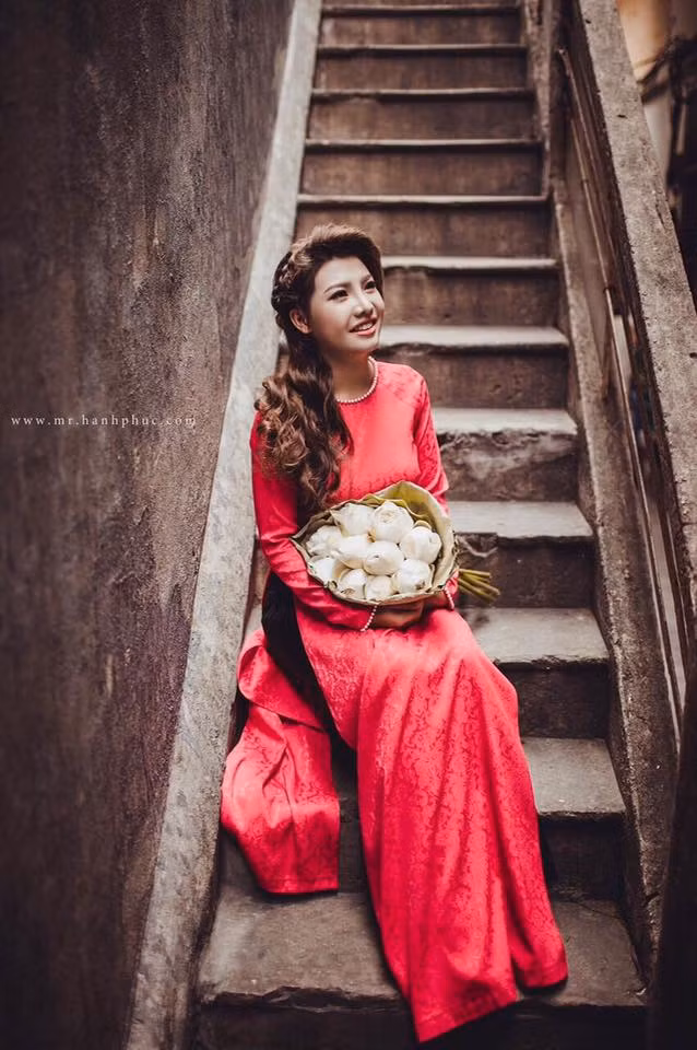 "Mọi người nói mình "làm màu", "thích làm trò để nổi"... hay sao cũng được. Ai mà không thích mình nổi để sống dễ dàng hơn. Mình không theo cách của Bà Tưng, Tùng Sơn hay Lệ Rơi, mà là có cách nổi của riêng mình. Mình rất là thích âm nhạc nhưng chưa từng nghĩ sẽ bước chân vào showbiz vì mình cũng không có tài năng gì, nên hãy để cho nghề chọn người", bà mẹ đơn thân 9X chia sẻ quan điểm cá nhân.
