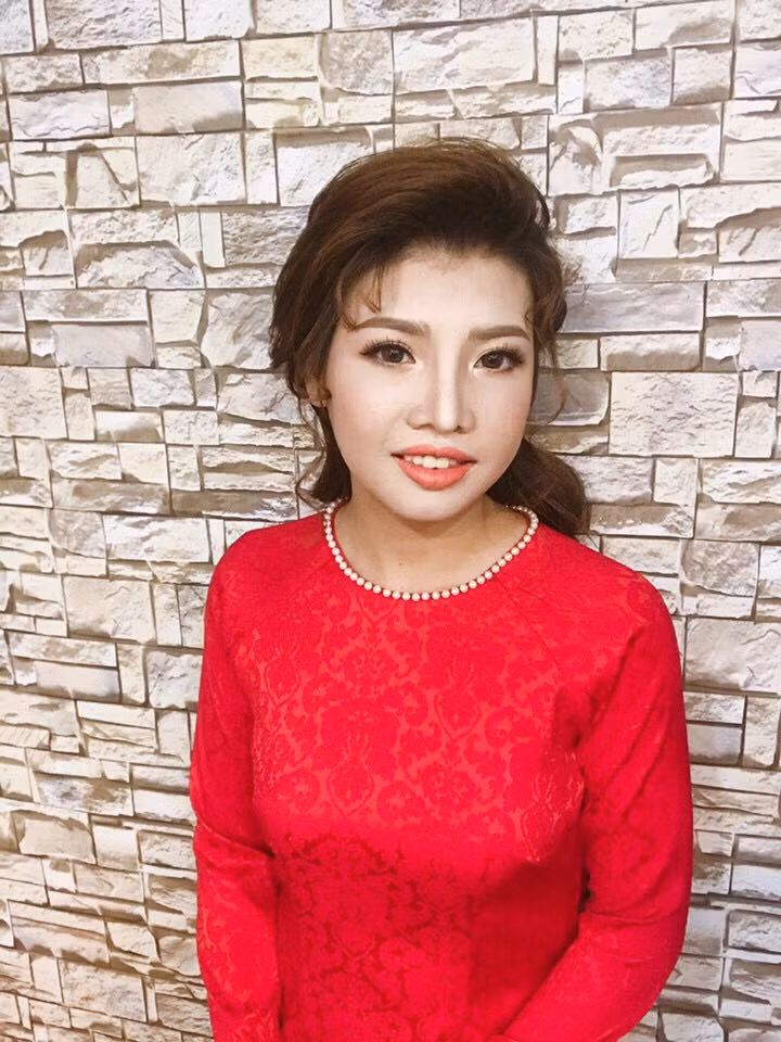 Có vẻ như vẫn đang trên đường "đi tìm vẻ đẹp hoàn hảo" nên cách đây không lâu "Thị Nở tái sinh" đã công khai ý định làm răng. Nói là làm, mới đây, Quách Phượng đã quyết định bay từ Sài Gòn ra Hà Nội để làm lại răng.