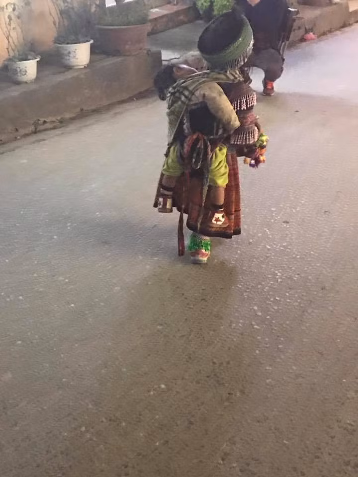 22h tối lạnh buốt mà cô bé này vẫn phải địu em đi bán hàng rong. Ảnh: FB Nguyễn Thu Huyền.
