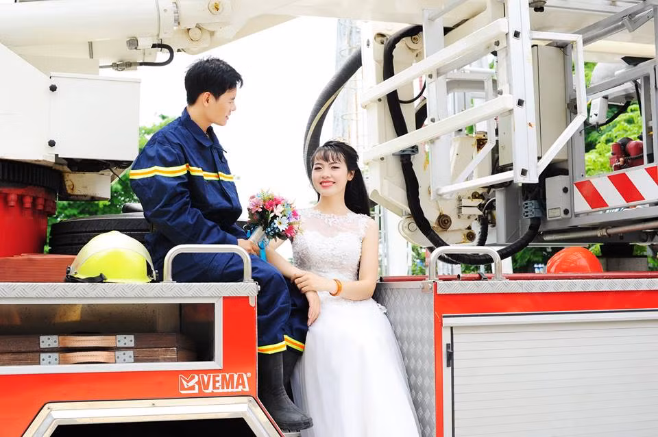 Chia sẻ vớ PV báo Kiến Thức, cô dâu xứ Nghệ Mai Tuyết bày tỏ cảm xúc: "Thực sự rất vui khi được 8 bạn đồng nghiệp vui tính cùng cơ quan của anh Doanh và một cô bạn gái dễ thương cùng quê với Tuyết đã nhiệt tình hỗ trợ cho chúng mình thực hiện thành công bộ ảnh như mong muốn".