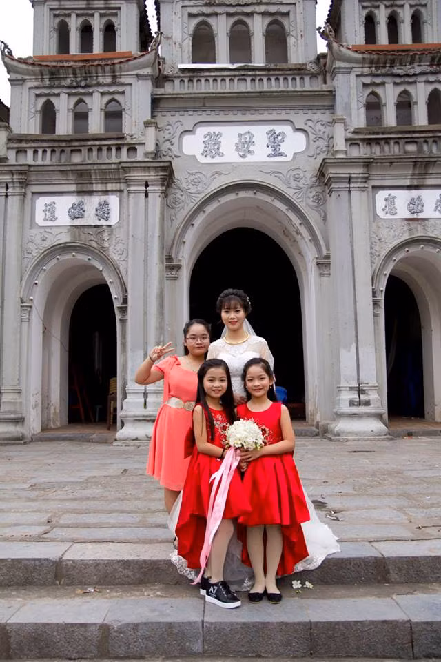 Liên hệ với cô dâu trẻ trong bức ảnh gây bão, cô cho biết mình tên là Nguyễn Phương, sinh năm 1994 tại Nam Định. Cô bé tham gia đỡ tráp trong đám hỏi hôm đó chính là em gái ruột của Phương, cô út năm nay mới có 8 tuổi.