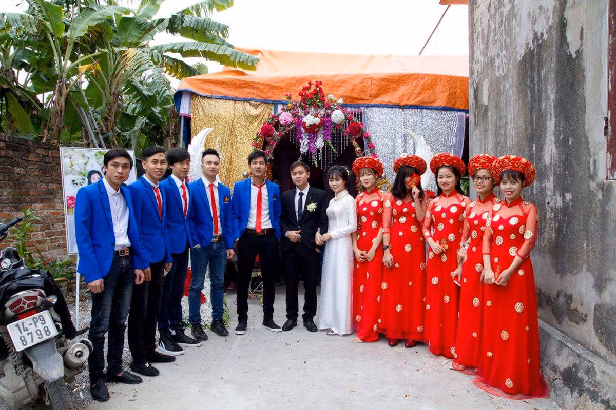 "Đám ăn hỏi của mình và chồng có nhờ một nhóm bê đỡ tráp gồm 5 nam và 5 nữ, nhưng hôm đó cô em họ lại tới muộn mà đoàn nhà trai thì đã có mặt rồi. Trong tình huống cấp bách, mọi người đã xếp tạm cho em gái mình vào đội hình. Vừa hay một lúc thì cô em họ đến thay cho em gái mình", Nguyễn Phương giải thích.