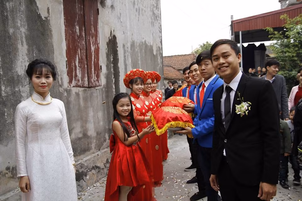 Theo phong tục cưới hỏi truyền thống ở Việt Nam, đội bưng tráp, đỡ tráp thường là những nam thanh, nữ tú chưa lập gia đình. Ảnh nhân vật cung cấp.