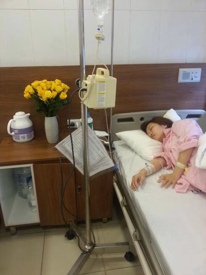 "27/12/2016: Tôi thấy hoa vàng trong phòng tôi. Vẫn truyền liên tục cả ngày cả đêm không ngừng nghỉ. Vẫn tiêm y hệt hôm trước. Người mệt hơn chút. Liên tục bị trói tay với cái máy quanh giường 3 ngày 2 đêm. Độ tự kỷ và buồn chán tăng dần. 28/12/2016: Giám đốc bệnh viện đi từng phòng nhắc lại bệnh án từng người. Ung thư trực tràng giai đoạn cuối, di căn xương phổi. Nghe phát ớn. Tiêm xong, được báo rằng truyền nốt 3 chai sẽ cho về mà lòng mừng phấn khởi. Nhớ nhà khủng khiếp. Cảm giác không khác gì một con chim nhốt trong lồng. Giờ nằm nhìn những giọt chảy để mong được rút kim".
