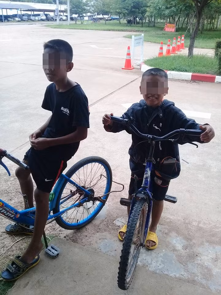 Người bảo vệ này cho biết anh tên là Apichai Manthong, hiện làm nhiệm vụ tại Nhà tù huyện Kantharalak của Thái Lan. Apichai Manthong đã ghi lại đoạn hội thoại giữa mình và hai cậu bé chỉ khoảng dưới 10 tuổi về hành trình đạp xe gần 50km để vào tù thăm cha vào cuối tuần.