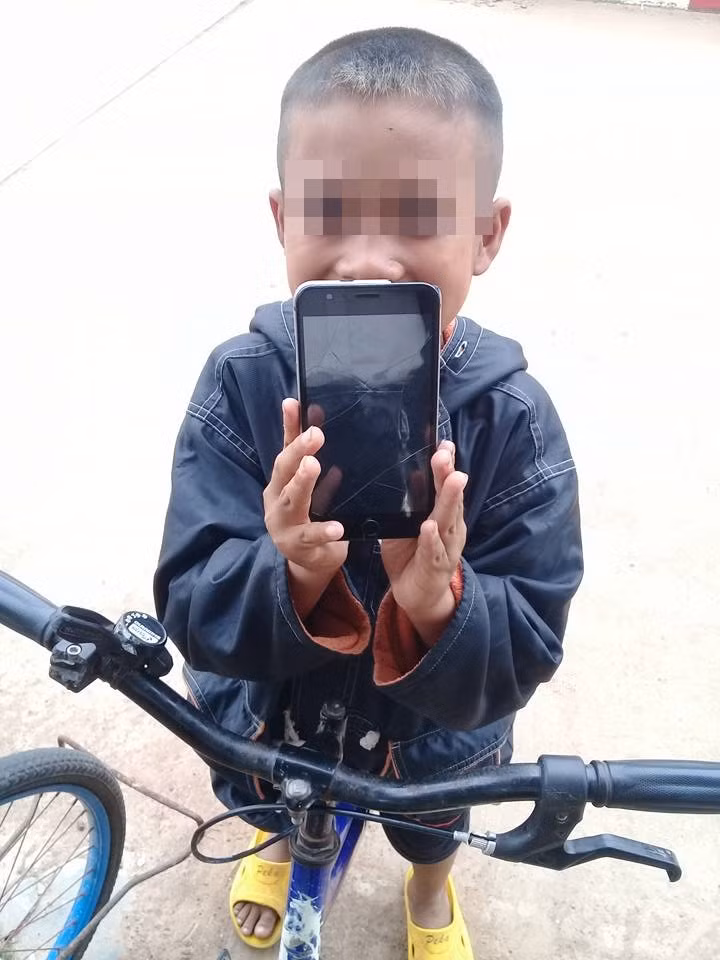 Khi người bảo vệ này hỏi tại sao mẹ không đi cùng, hai cậu bé trả lời rằng “Mẹ hiện ở Bangkok", và hai anh em đang sống với bà. Chúng cho biết còn có một người anh nhưng mắc bệnh tâm thần.