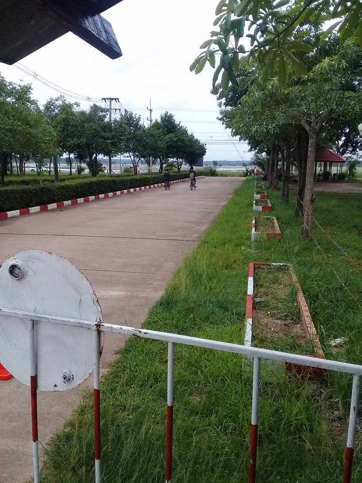 Apichai cho biết lúc đó anh chỉ có 200 Baht (khoảng 6 USD) trong túi, vì vậy, anh đã quyết định cho hai đứa trẻ một nửa số tiền để chúng mua đồ ăn trưa và nước uống trước khi về nhà. “Cầu mong cho hai cậu bé về nhà an toàn! Tôi cũng muốn gửi một lời nhắn tới cộng đồng là: Nếu hai cháu trai này muốn đi thăm cha thì hãy cho chúng đi nhờ xe. Tôi không muốn chúng phải đạp xe như vậy. Thật sự rất nguy hiểm!", Apichai viết. Ảnh: Apichai Manthong/ Facebook.