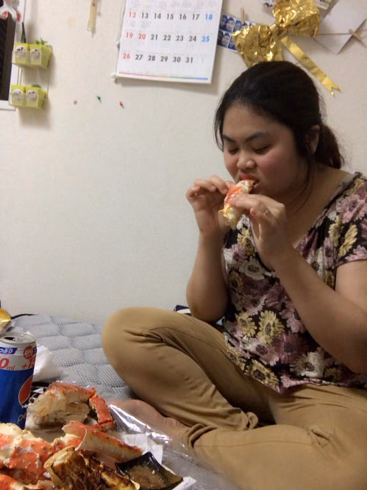 Mặc dù vất vả vừa làm vừa học nơi đất khách quê người nhưng cuộc sống lứa đôi của cặp vợ chồng trẻ có chung nhiều sở thích và niềm đam mê ẩm thực này vẫn vô cùng ngọt ngào và hạnh phúc, khiến nhiều người phải ghen tỵ. Ảnh: Facebook nhân vật