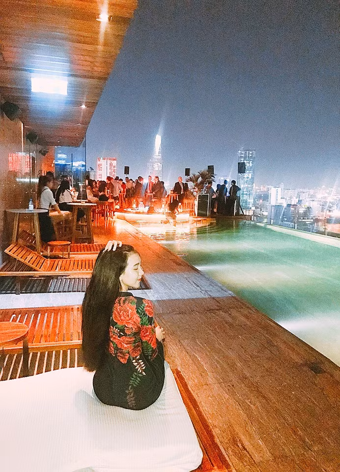 Ý Nhi khoe ảnh check-in sang chảnh tại quán bar hồ bơi đẹp nhất Sài Gòn.