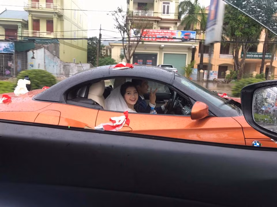 Cô dâu chú rể cười tươi trong ngày trọng đại. Ảnh: Beat.