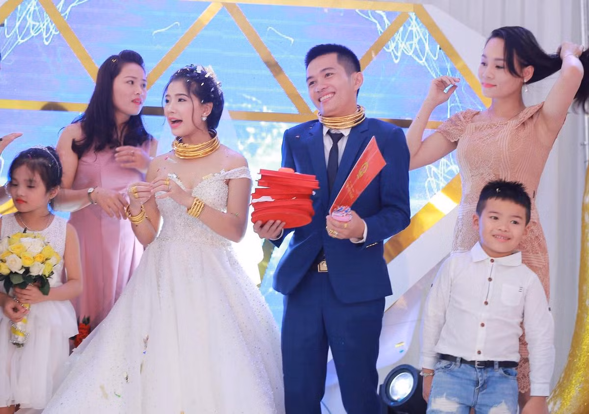 Theo thông tin được lan truyền trên mạng thì đám cưới hoành tráng này được tổ chức ở Đô Thành, Yên Thành, Nghệ An, với chi phí tổ chức lên đến tiền tỷ.