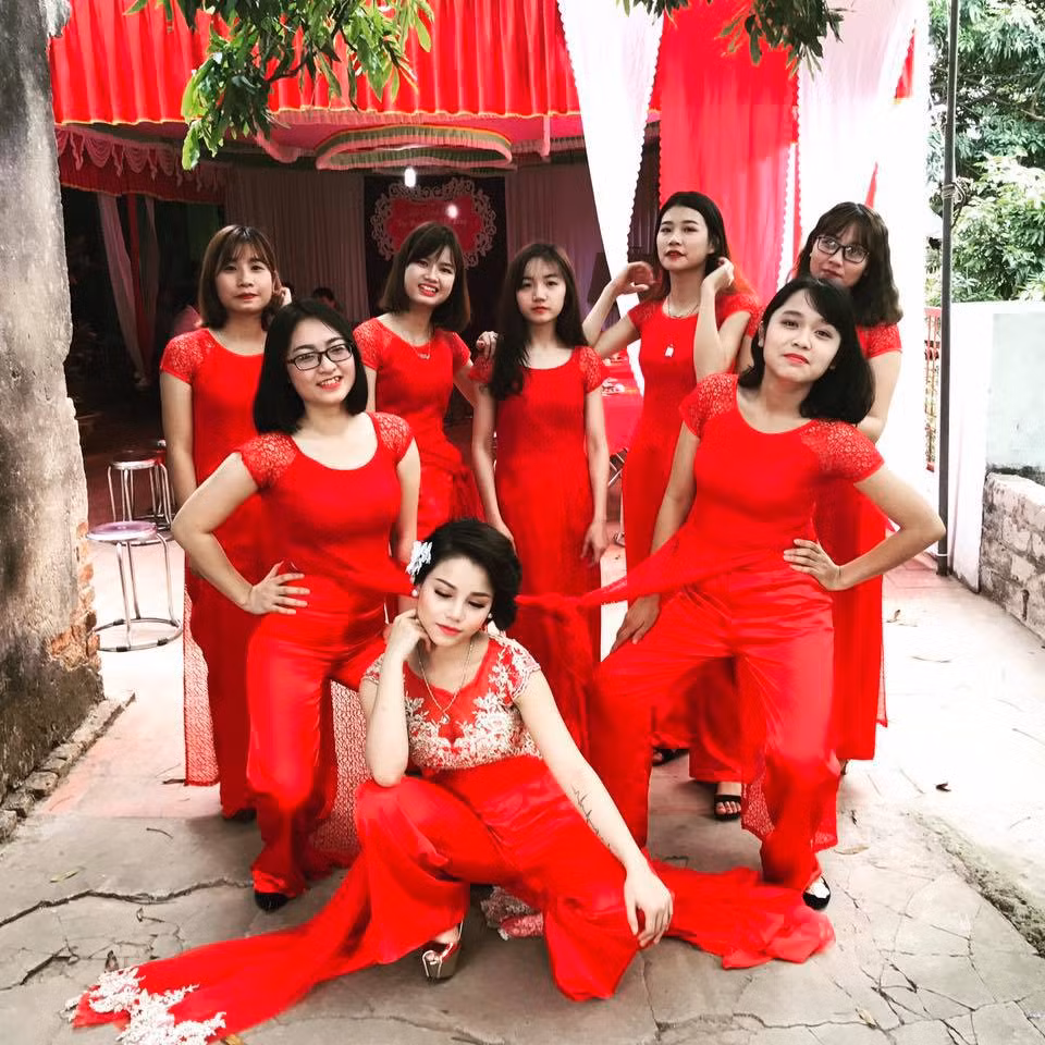 "Cô dâu teen nhất quả đất"; "Bá đạo trên từng hạt gạo", "Đám hỏi chất nhất vịnh Bắc Bộ"... là những bình luận mà bạn bè và cư dân mạng dành tặng cho nữ DJ xinh đẹp sinh năm 1993 này.