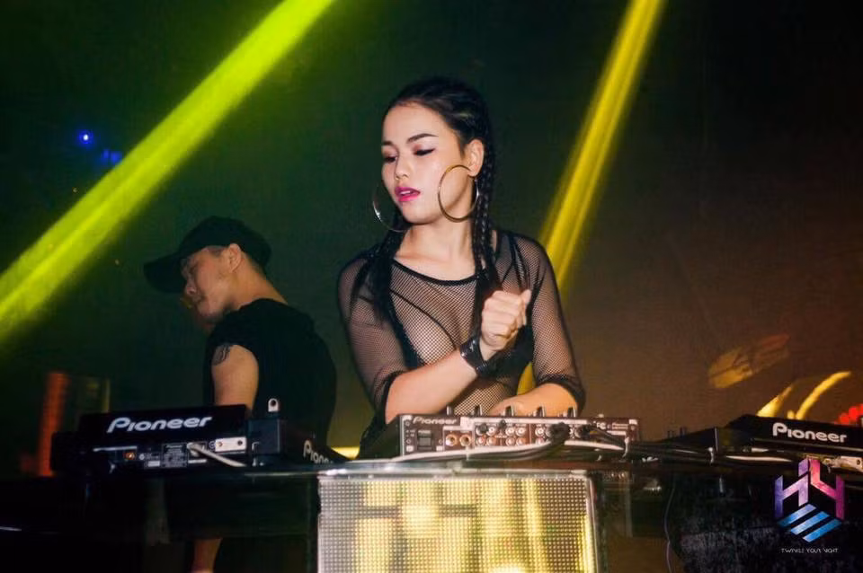 Thảo Nguyên bắt đầu khởi nghiệp tại Hà Nội trong vai trò một DJ từ năm 2013 và sớm gặt hái được nhiều thành công.