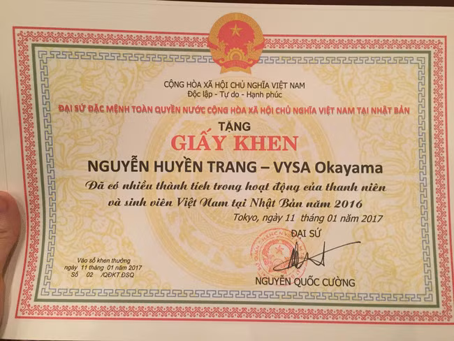 Trước những nỗ lực đó của Huyền Trang, Đại sứ quán Việt Nam tại Nhật Bản đã trao bằng khen danh dự cho cô bạn 9X xinh đẹp. Buổi lễ đã được tổ chức tại Tokyo, Nhật Bản hôm 15/1 vừa qua.