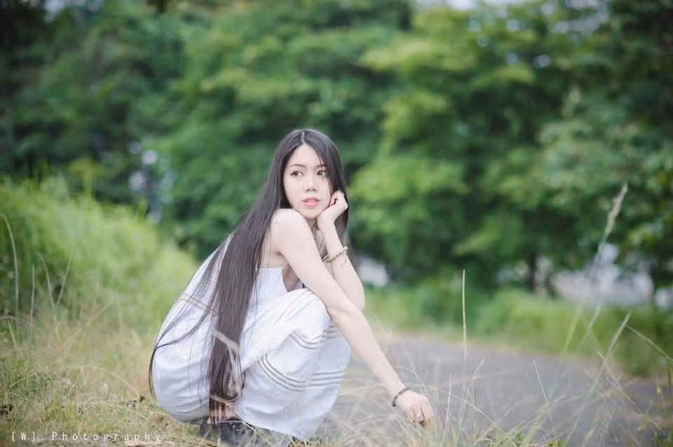 Bên ngoài có vẻ dịu dàng nhưng 9X Hà thành thừa nhận cô có cá tính mạnh, có thói quen ngồi như con trai nên mới có hành động như trong clip.