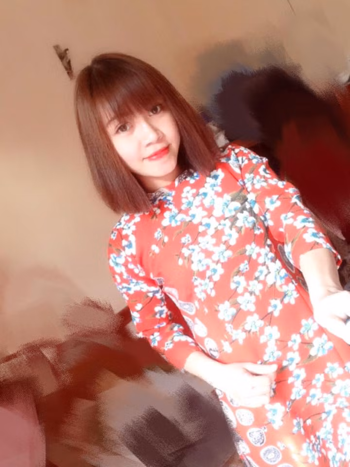 "Mùng 2 Tết (29/1/2017): Năm mới, xin gửi lời chúc sức khỏe dồi dào, vạn sự như ý tới tất cả mọi người. Hoàn thành đợt truyền thứ 3, Hằng được về nhà từ chiều 29 Tết, nằm mê mệt quanh quẩn trong phòng mấy ngày, giờ mới tỉnh táo dậy mặc áo dài đỏ, đánh son đỏ cho không khí Tết. Tết con Gà vẫn được ở nhà với mẹ".