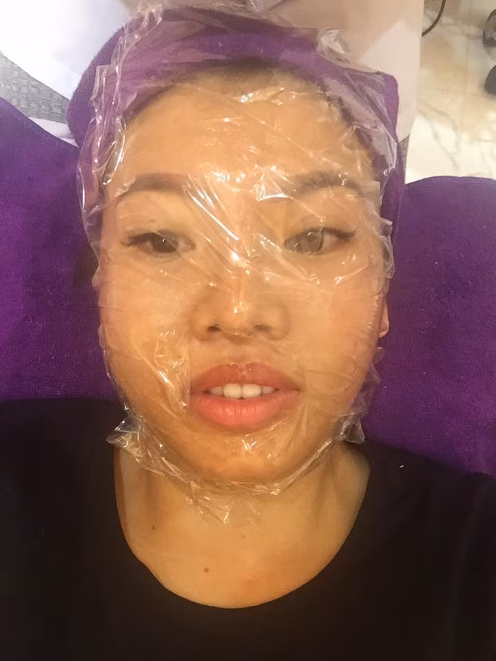 Nhiều người còn "đọc vị" được rằng, để quảng cáo cho những cơ sở làm đẹp cho mình, Quách Phượng đã quá "lạm dụng" việc công khai hình ảnh riêng tư của mình. Như bình luận của thành viên N.Láng: "Em thật thà đến ngờ nghệch, biết là PR quảng cáo cho bệnh viện nhưng không cần thiết phải ngồi dậy để quay "cái đó" và nói nhiều như vậy. Càng ngày càng thấy em vô duyên".
