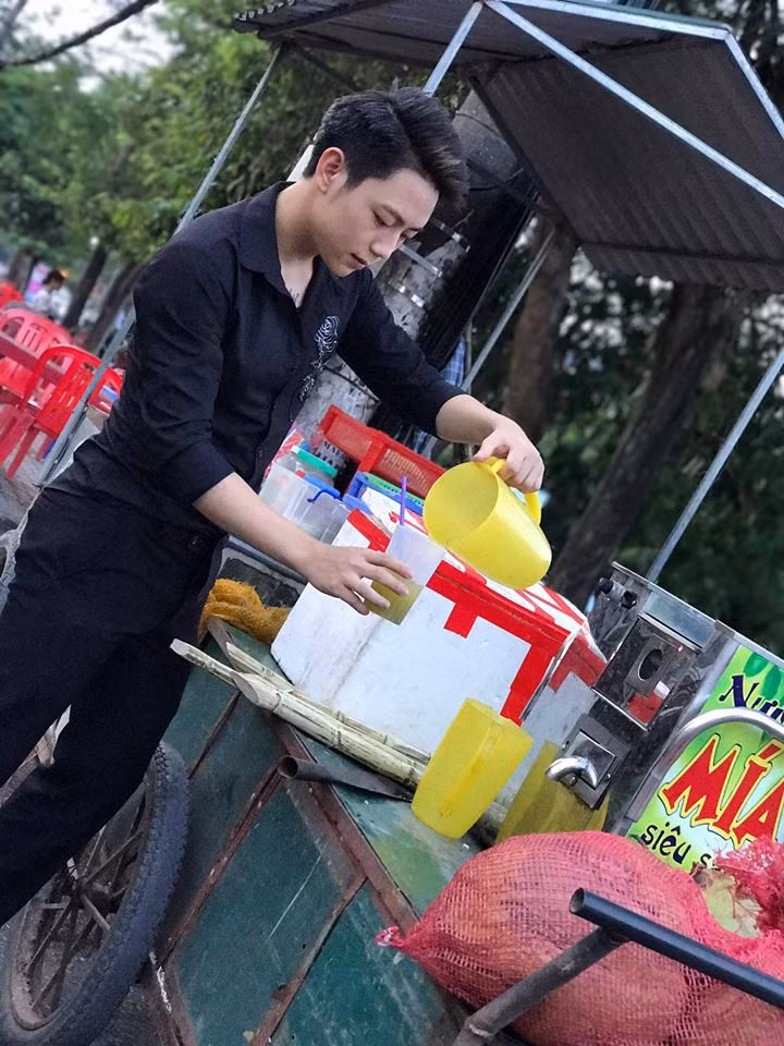 Theo tìm hiểu, trai đẹp bán nước mía này tên thật là Hà Minh Trí, sinh năm 1998, hiện sinh sống tại thành phố Vinh (Nghệ An). Ngoài công việc hàng ngày là bán nước mía vào mỗi buổi chiều, Minh Trí còn làm thêm lĩnh vực kinh doanh nước hoa trên mạng.